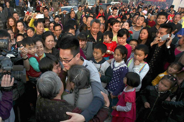 贵州4岁男孩被拐 26年后母子终团聚感动全村 